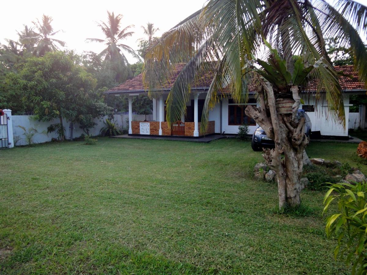La Breeze Villa Hikkaduwa Exterior foto